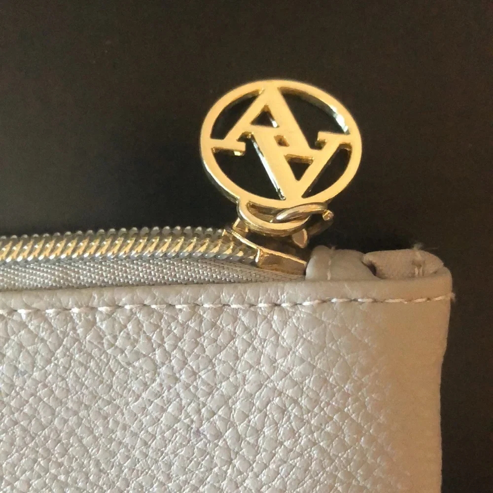 ADRIENNE VITTADINI charging wristlet wallet. - Picture 6 of 8